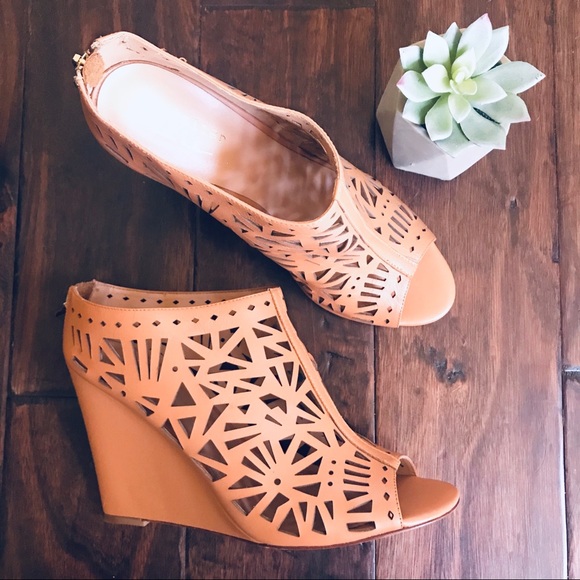 *SOLD* Artelier Nicole Miller Nude Cut Out Wedges - Picture 2 of 7